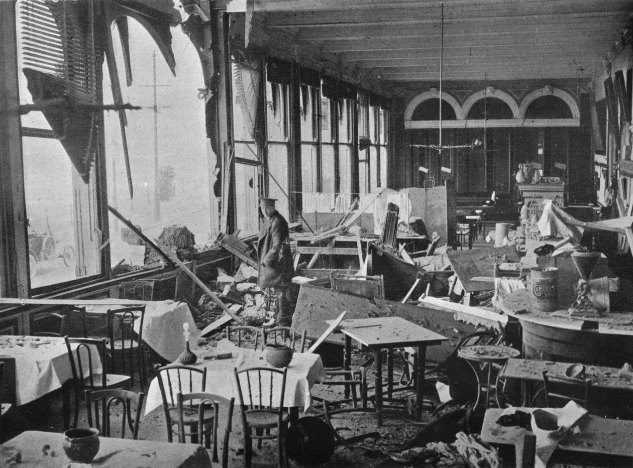 Het interieur van het Grand Hotel, toont de schade door het bombardement, 1914 door Unbekannt