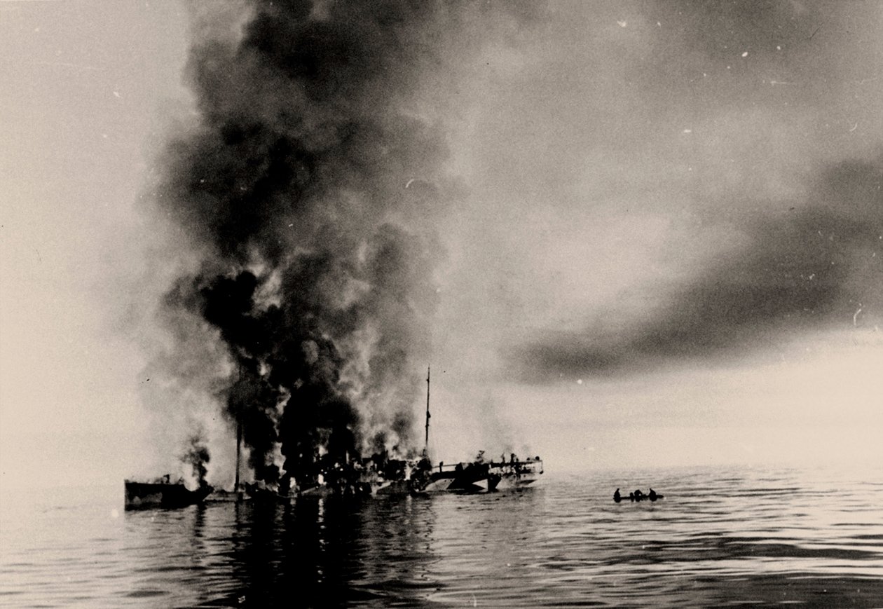 Het zinken van ijsbreker Alexander Sibiryakov door Duitse kruiser Admiral Scheer op 25 augustus 1942 door Unbekannt