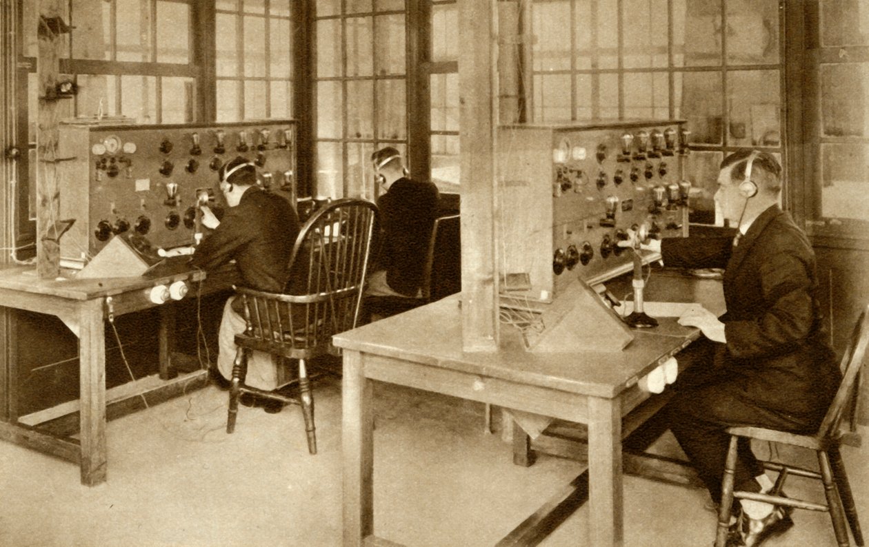 De draadloze transmissiekamer op Croydon Aerodrome, Zuid-Londen, 1928, 1935 door Unbekannt