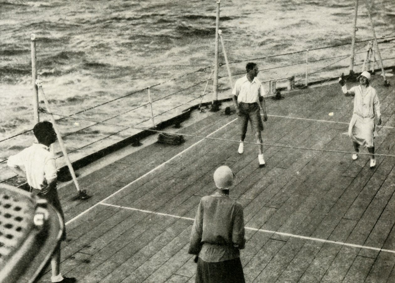 Hun Majesteiten, in een spel van dek quoits op het dek van H.M.S. Renown, 1927, 1937 door Unbekannt