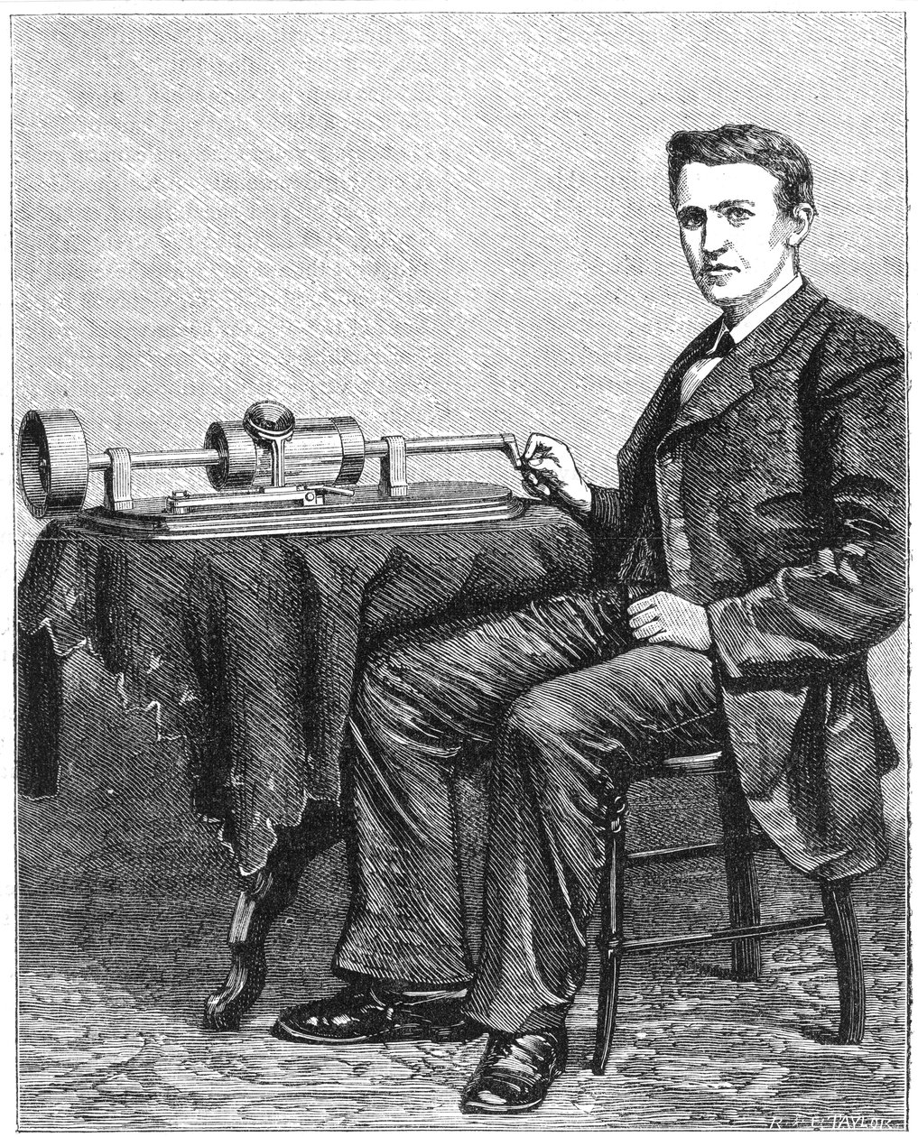 Thomas Alva Edison, Amerikaanse uitvinder, met een vroeg handgedreven model van zijn fonograaf, 1878 door Unbekannt