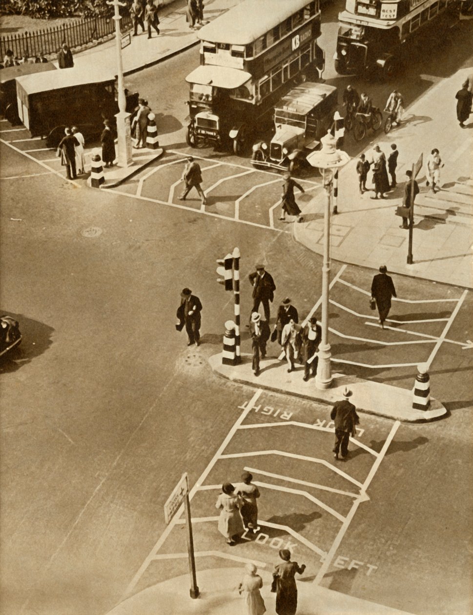 Verkeer en voetgangers op Trafalgar Square, Londen, 1935 door Unbekannt