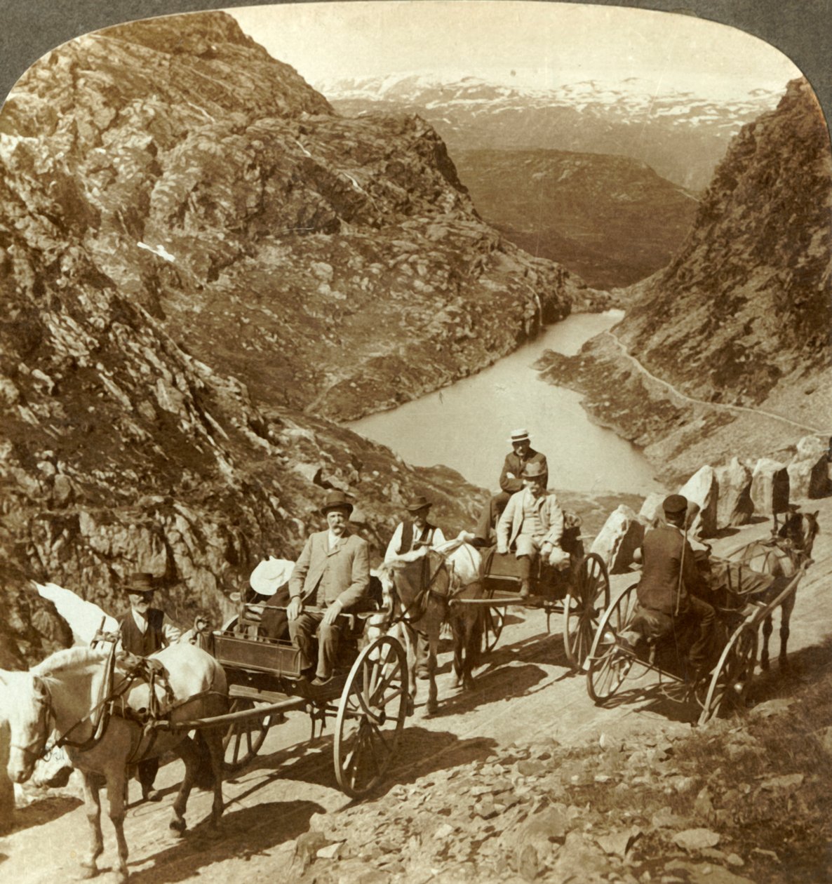 Reizigers op bergweg door wilde kloof van Seljestad, Noorwegen, ca. 1905 door Unbekannt
