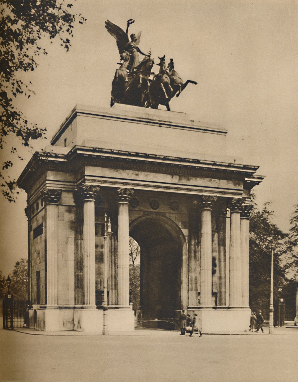 Triomfboog verplaatst van Hyde Park naar Constitution Hill, ca. 1935 door Unbekannt