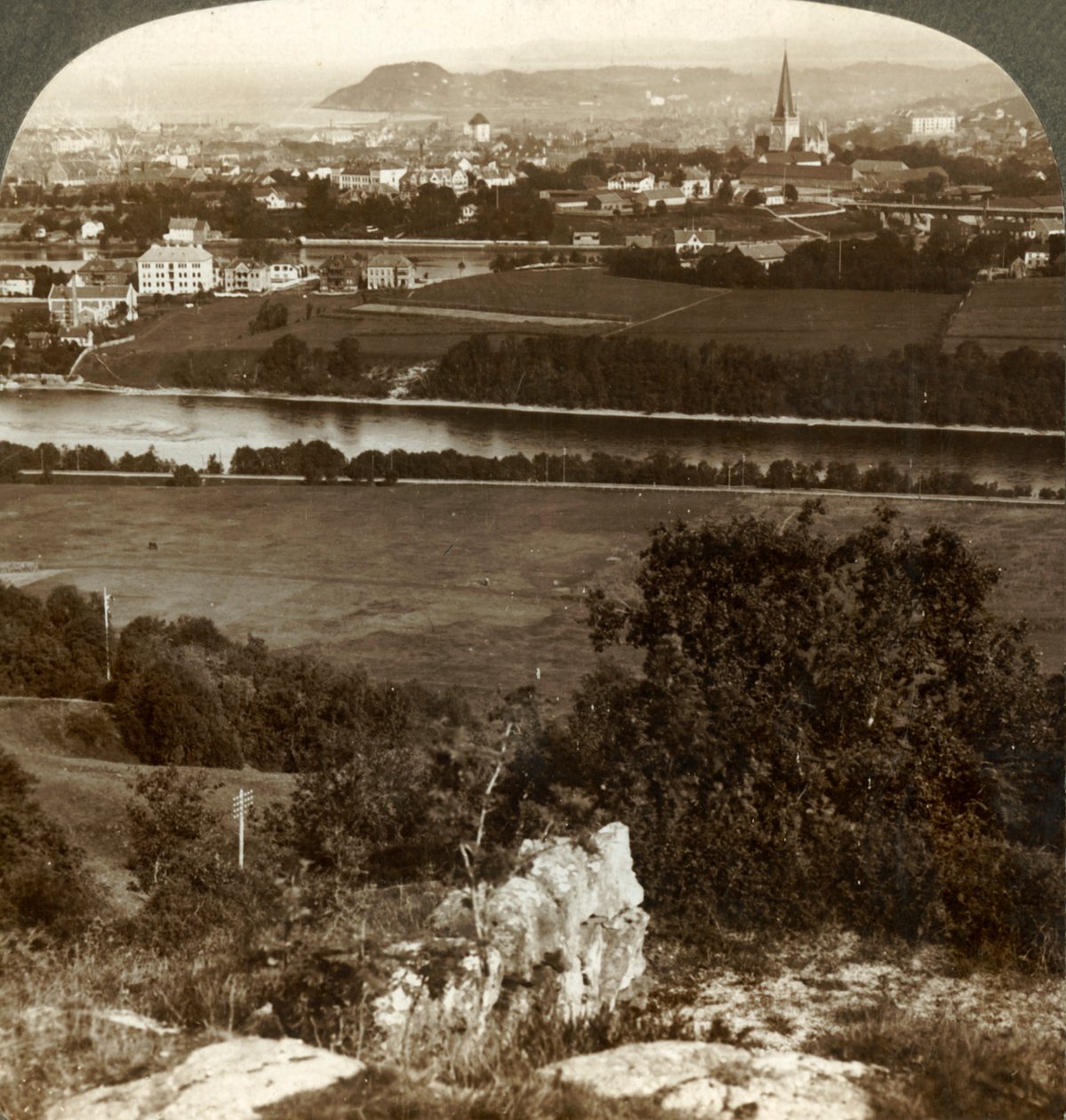 Trondhjem, zijn huizen, pakhuizen en kathedraal, tussen rivier Nid en Fjord, Noorwegen, 1905 door Unbekannt