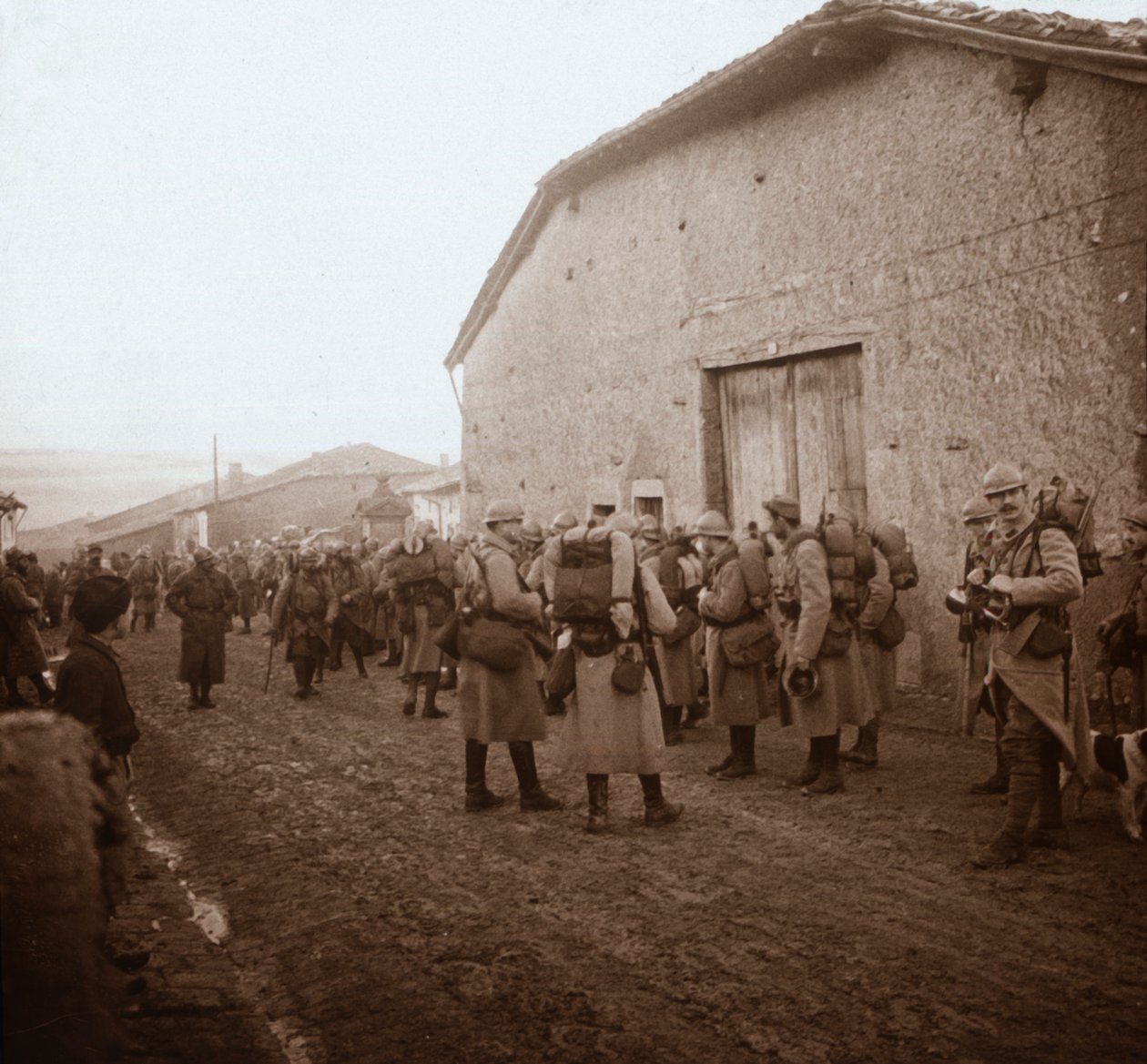 Troepen met rugzakken, Somme, Noord-Frankrijk, circa 1914-circa 1918 door Unbekannt