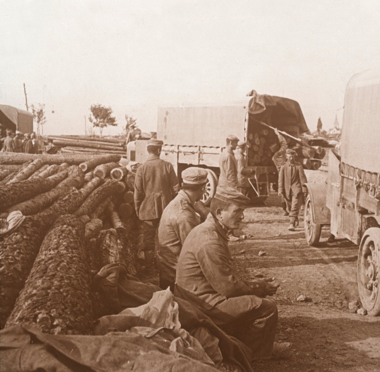 Vrachtwagens op de Voie Sacrée, Verdun, Noord-Frankrijk, ca. 1914-ca. 1918 door Unbekannt