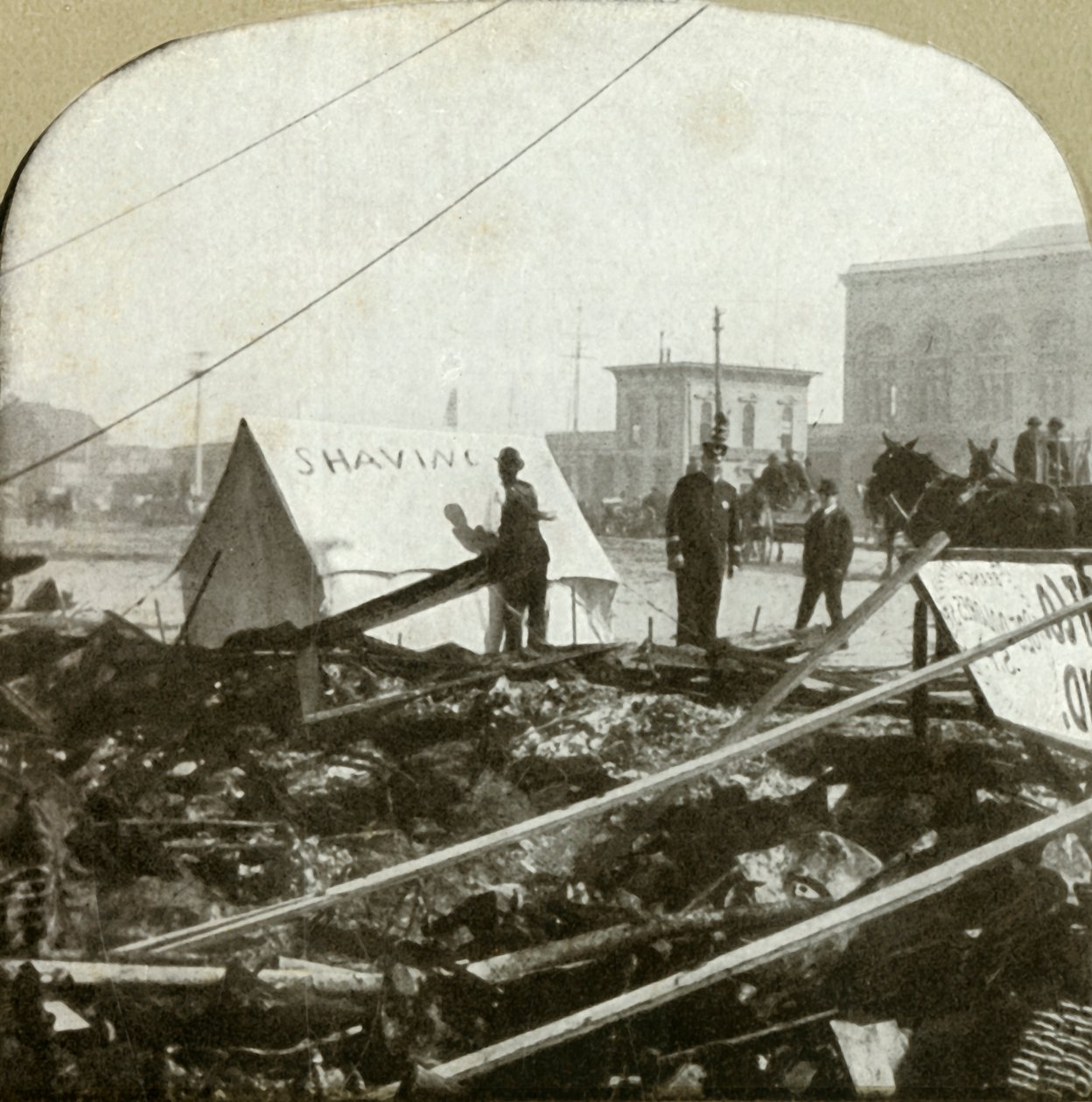 Ware moed - Kapper schildert bord op tent op trottoir van voormalige plaats, 1906 door Unbekannt