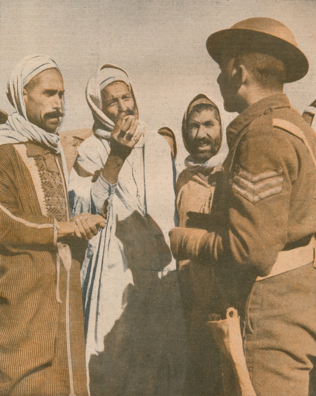 Tunesische Arabieren verwelkomen een Britse sergeant in Chaouach, 1943 door Unbekannt