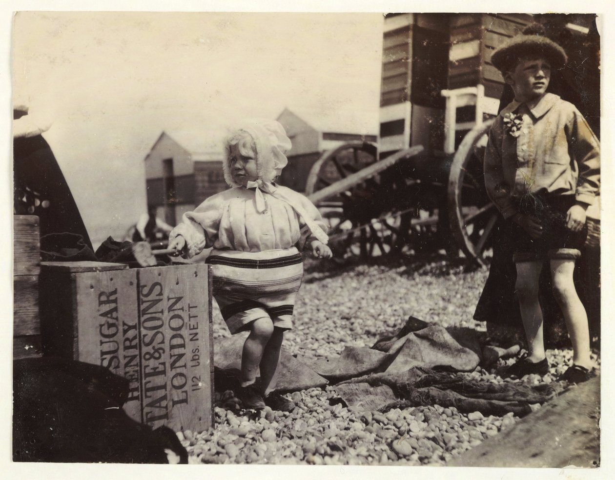 Twee kinderen bij badmachines, circa 1895 door Unbekannt