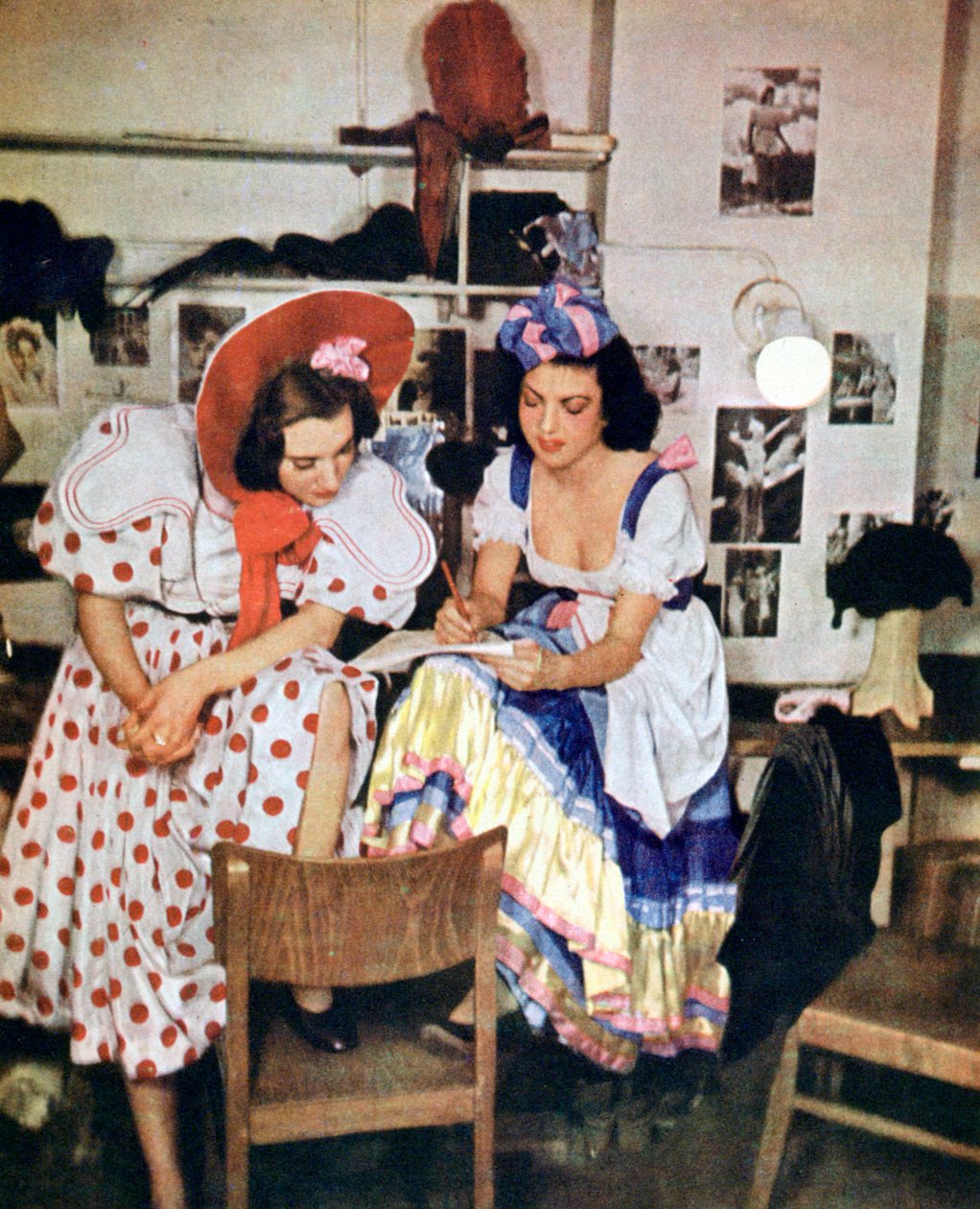 Twee vrouwen uit de operette Zoals eens in mei, door Walter Kollo, Berlijn, 1943 door Unbekannt