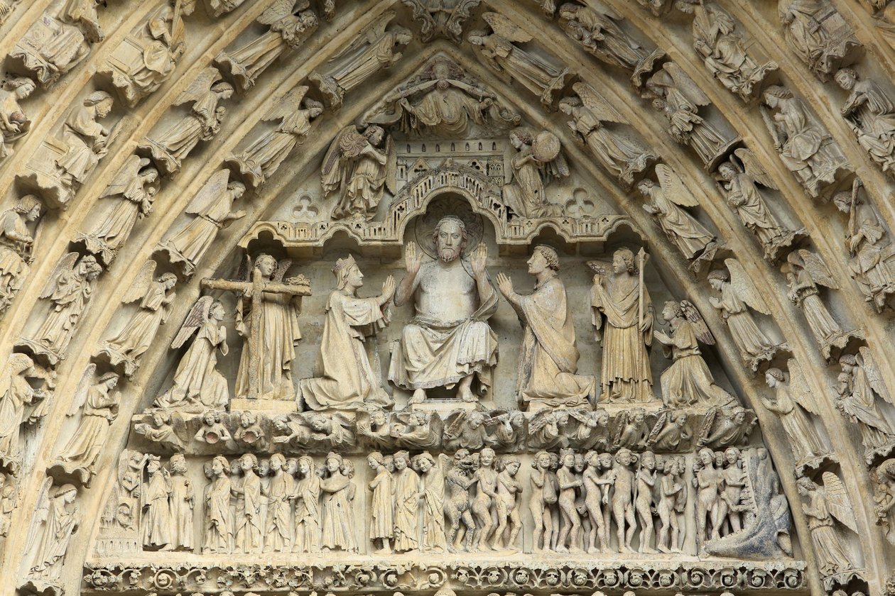 Tympaan van het portaal van het Laatste Oordeel: Christus van het Oordeel. Aan zijn zijde, op hun knieën, bemiddelen de Maagd Maria en Sint-Jan voor de redding van zielen. Kathedraal van Amiens, Amiens, Frankrijk door Unbekannt
