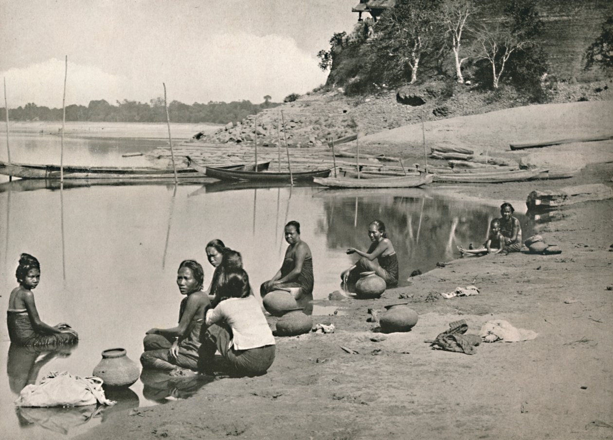 Typisch rivierscène aan de grote Irrawaddy - Vrouwen baden en halen water, 1900 door Unbekannt
