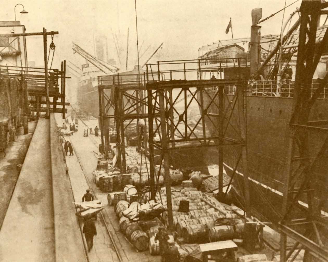 Voedsel lossen bij de Royal Albert Docks, Londen, c1930 door Unbekannt