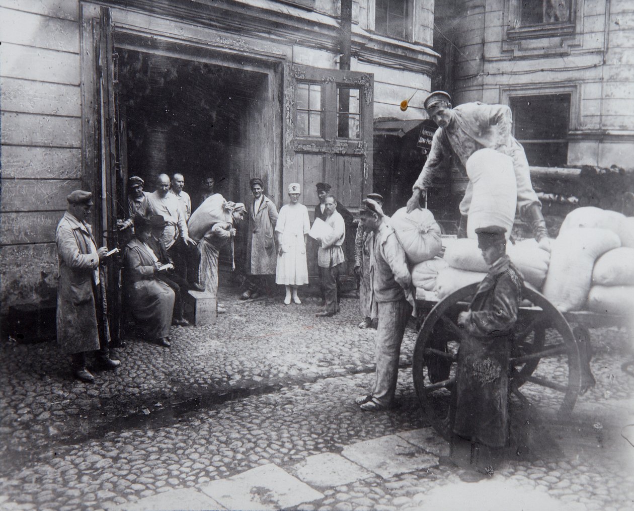 Lossen van voedsel, het Huis van Wetenschappers, Petrograd, Rusland, ca. 1920-1924 door Unbekannt