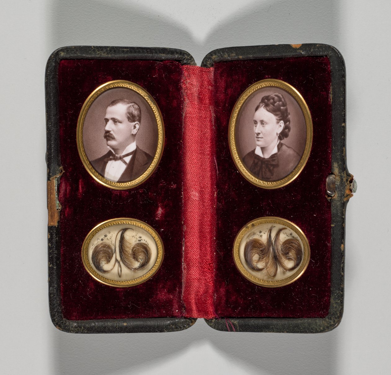Ongenoemd Kistje met portretten van een man en vrouw en haarornamenten, c. 1870s door Unbekannt
