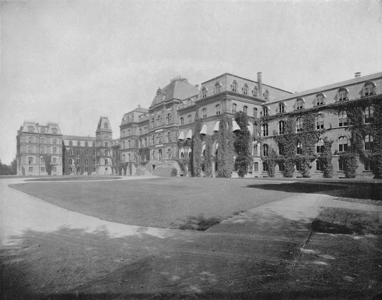 Vassar College, Poughkeepsie, New York, c1897 door Unbekannt