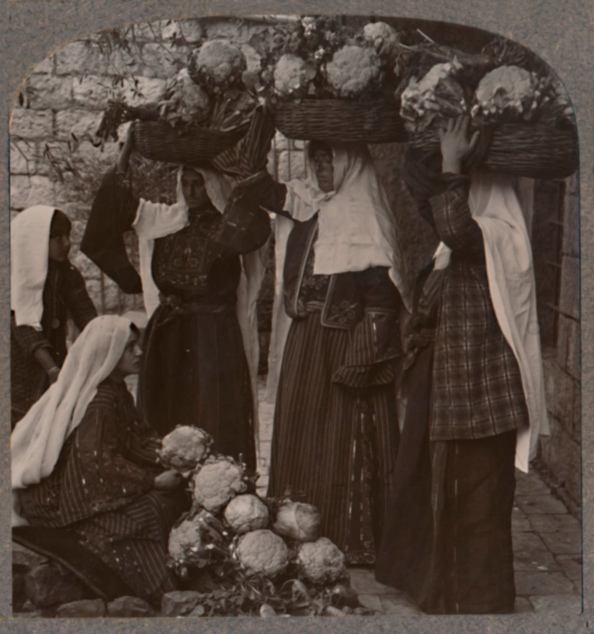 Groenteverkopers, Jeruzalem, ca. 1900 door Unbekannt