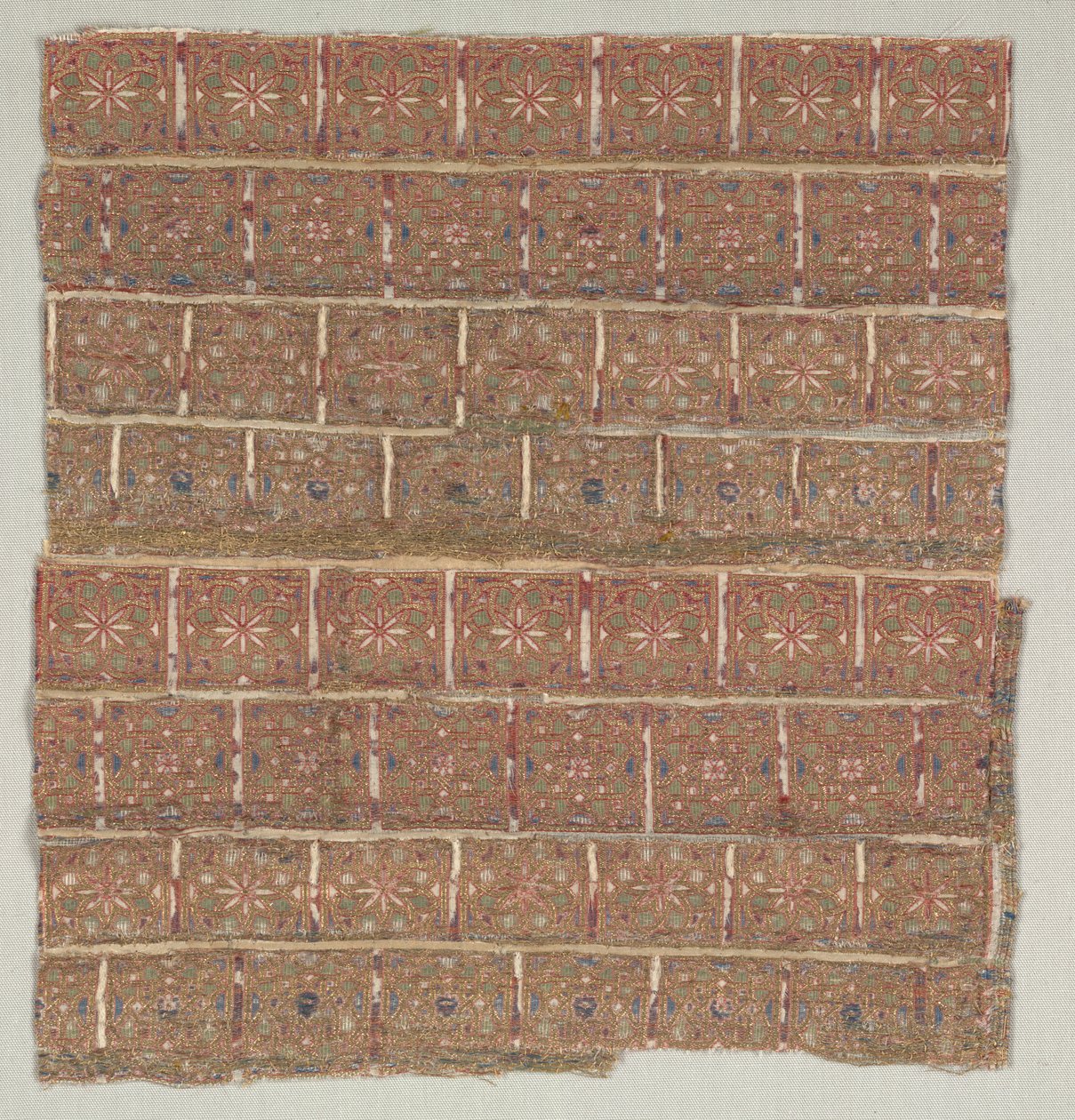 Kledingstukfragment met sterren in verspringende vierkanten door Unbekannt