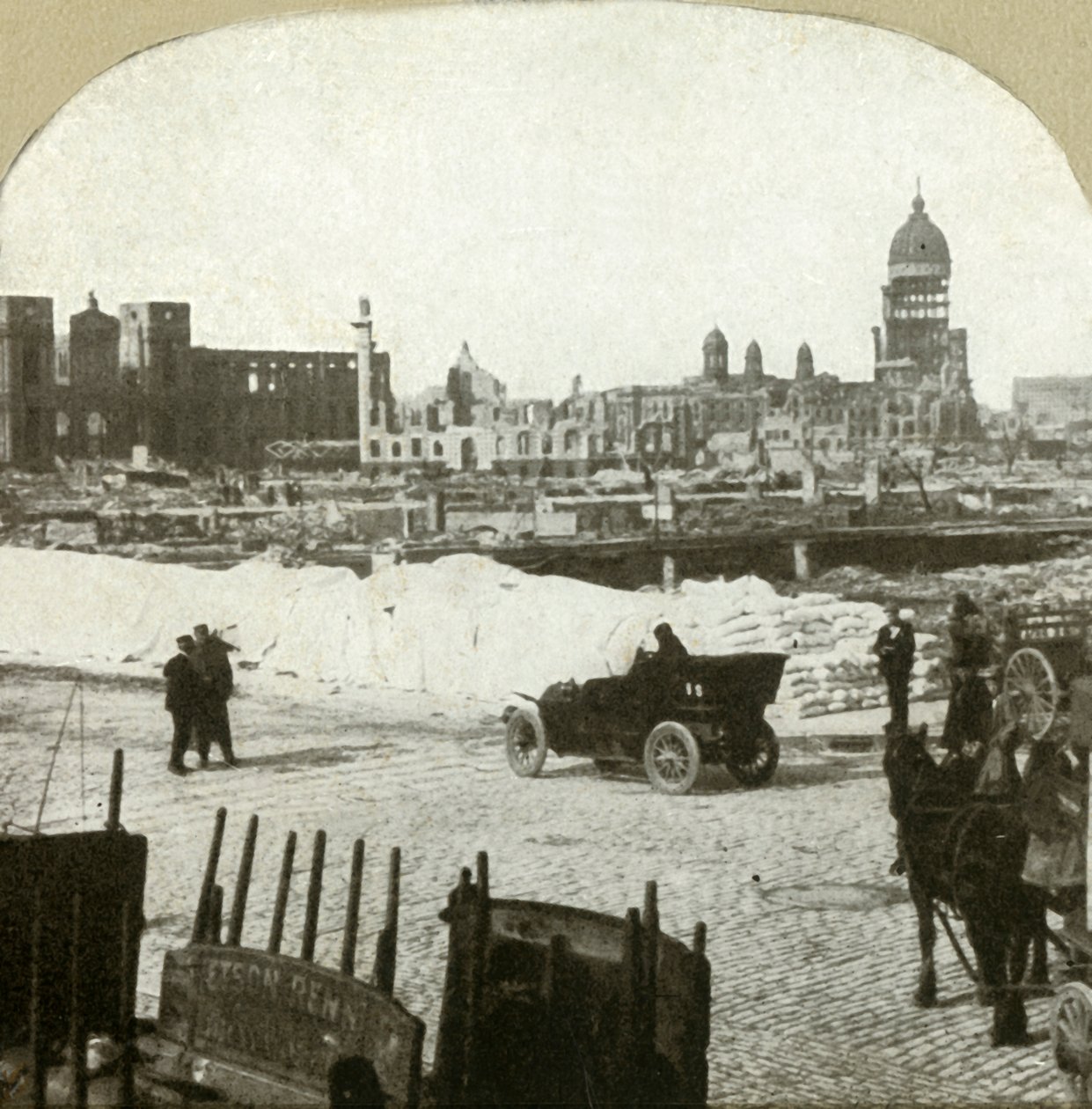 Uitzicht vanaf het distributiestation van de Moulder School, met tonnen meel op de stoep, 1906 door Unbekannt