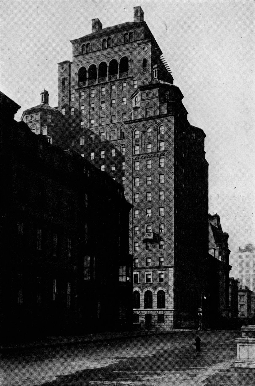 Uitzicht naar het zuiden op Madison Avenue van het Fraternity Clubs-gebouw, New York City, 1924 door Unbekannt