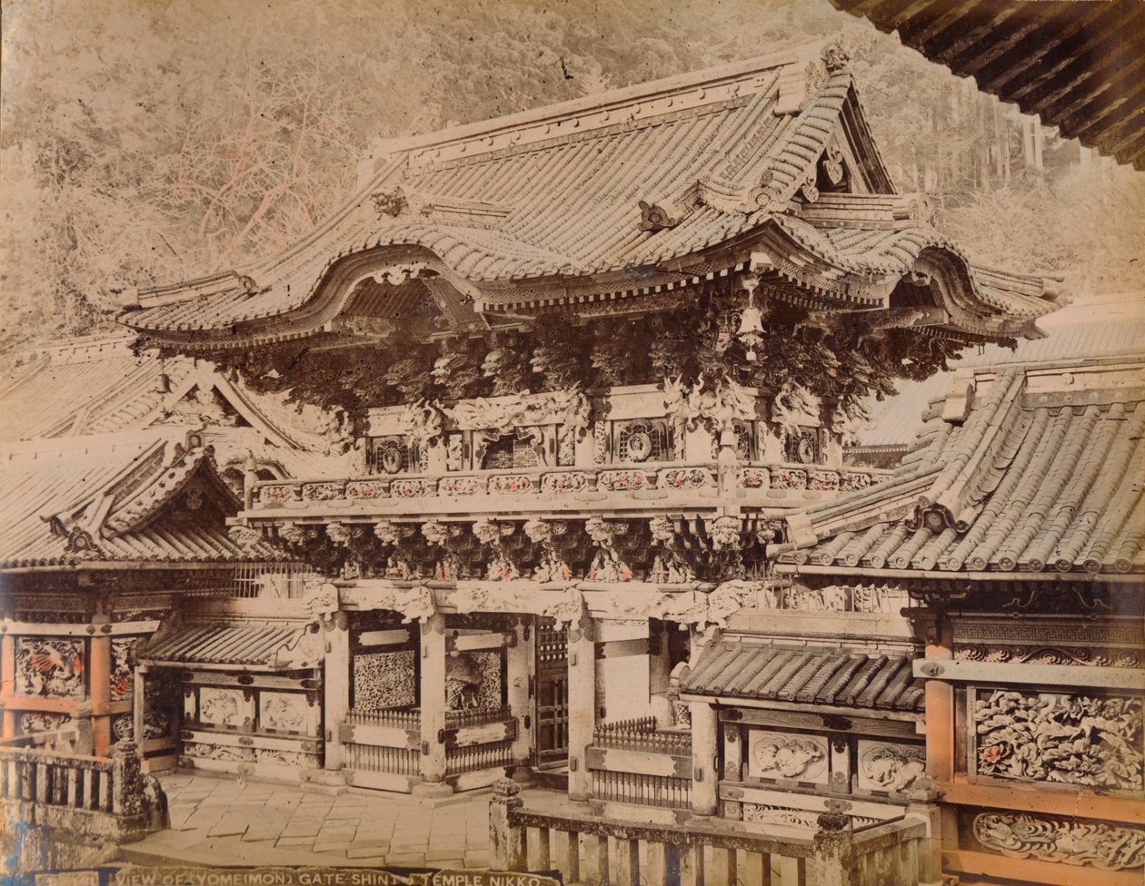 Uitzicht op Yomeimon Poort - Shinto Tempel Nikko, ca. 1890-1900 door Unbekannt