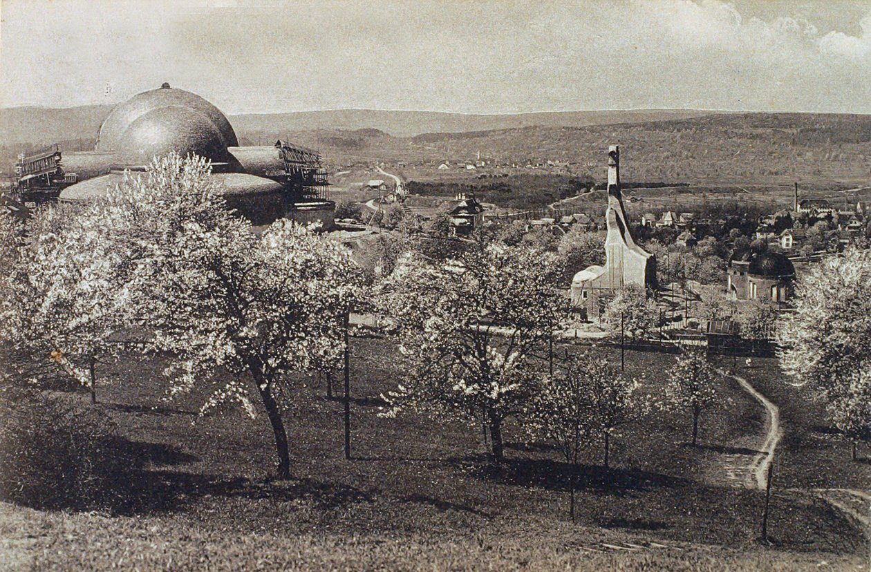 Uitzicht op het Goetheanum en Verwarmingshuis, Dornach, Zwitserland, 1914-1916 door Unbekannt