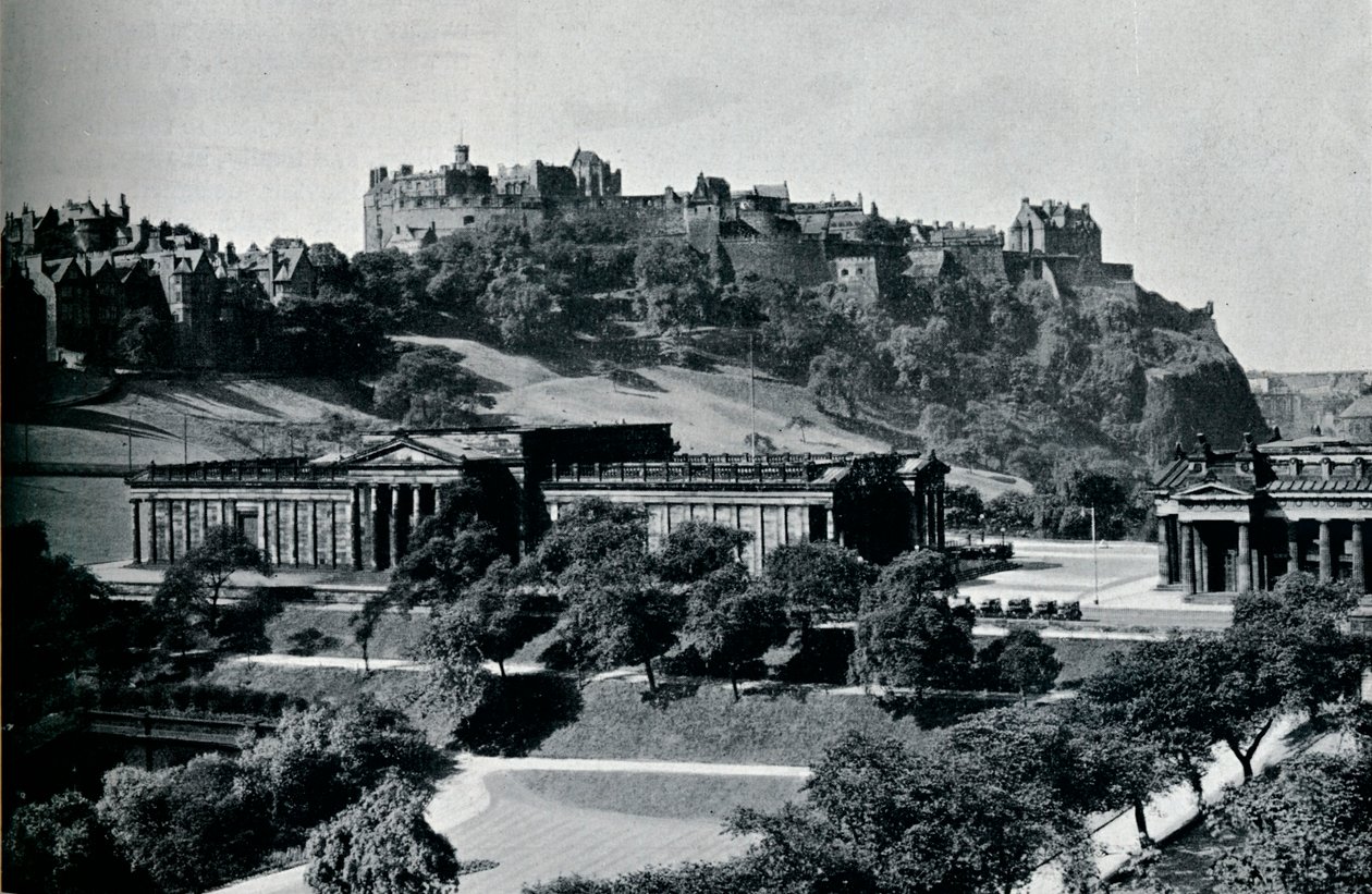 Uitzicht op de National Gallery of Scotland en Edinburgh Castle, ca. 1945 door Unbekannt