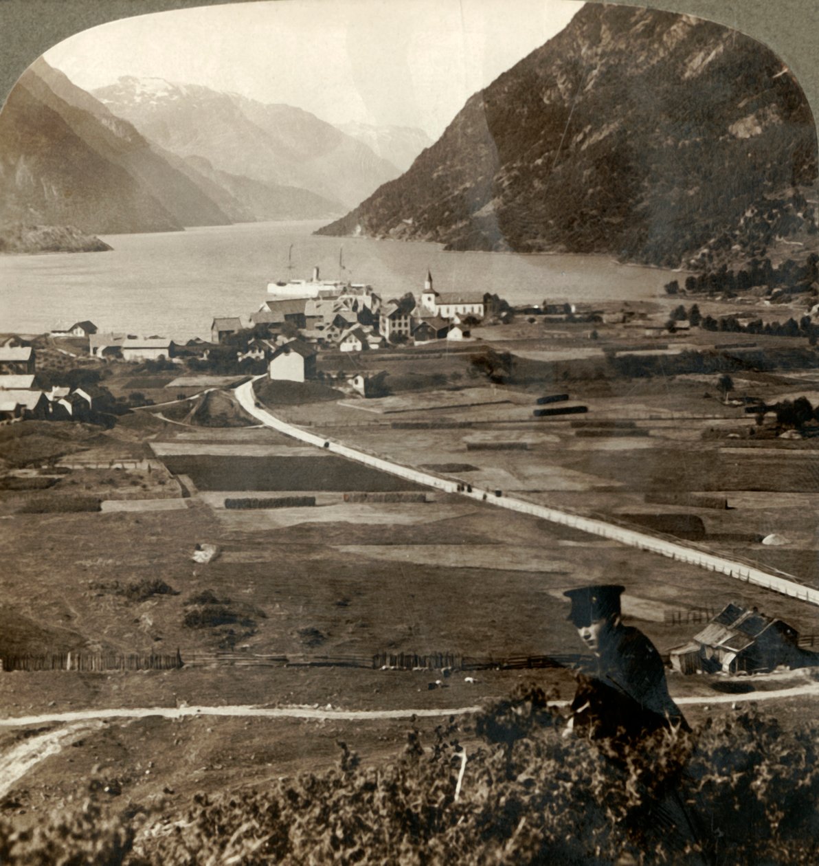 Daken van dorpen en zonnige velden van Odde, N. omhoog de smalle bergommuurde Sorfjord, Noorwegen, 1905 door Unbekannt