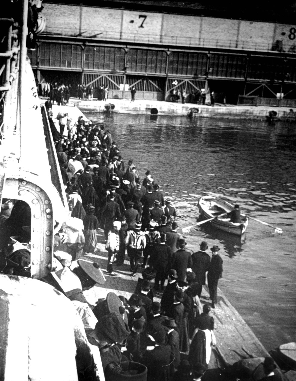 Bezoekers aan Port Doumen, Saigon, Vietnam, 1900 door Unbekannt