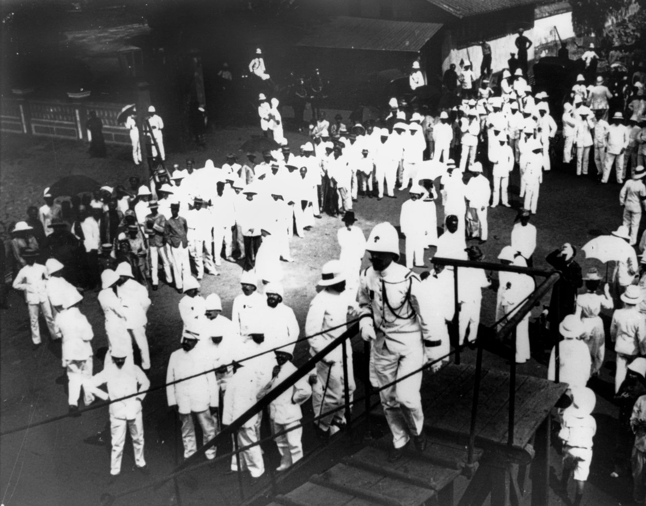 Bezoekers aan Port Doumen, Saigon, Vietnam, 1900 door Unbekannt