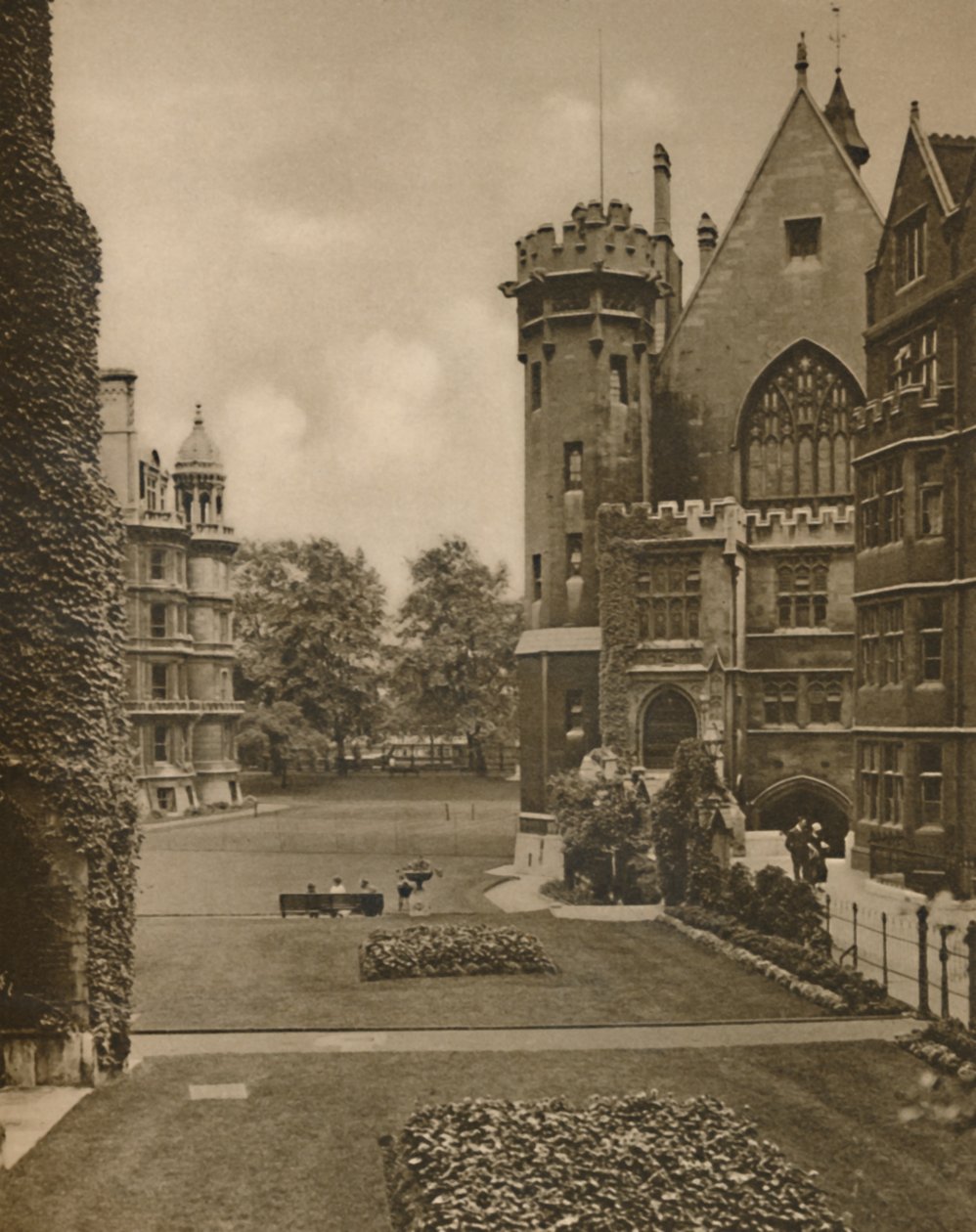 Uitzicht op Middle Temple Gardens vanaf Fountain Court, ca. 1935 door Unbekannt