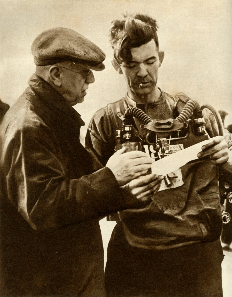 Vrijwilliger gaat lichamen ophalen bij de Gresford Colliery ramp, Wales, 1935 door Unbekannt