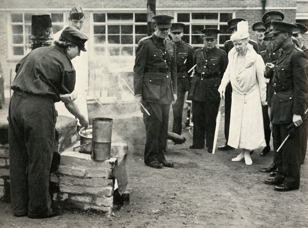 Kijken naar A.T.S. meisjes aan het werk... Legerkookschool in Aldershot, ca. 1941, 1951 door Unbekannt
