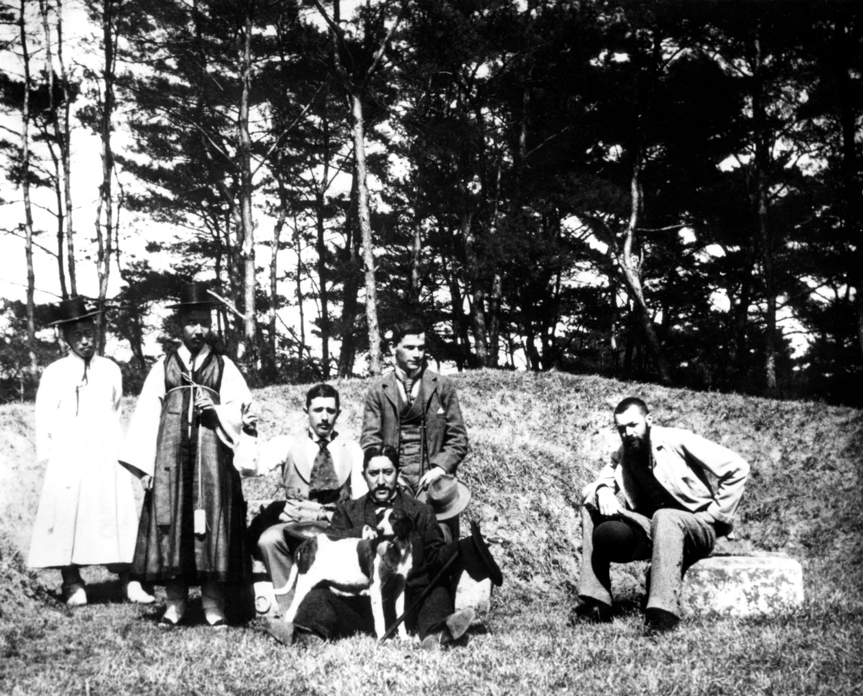 Westerse bezoekers met locals, Nam San, Korea, 1900 door Unbekannt