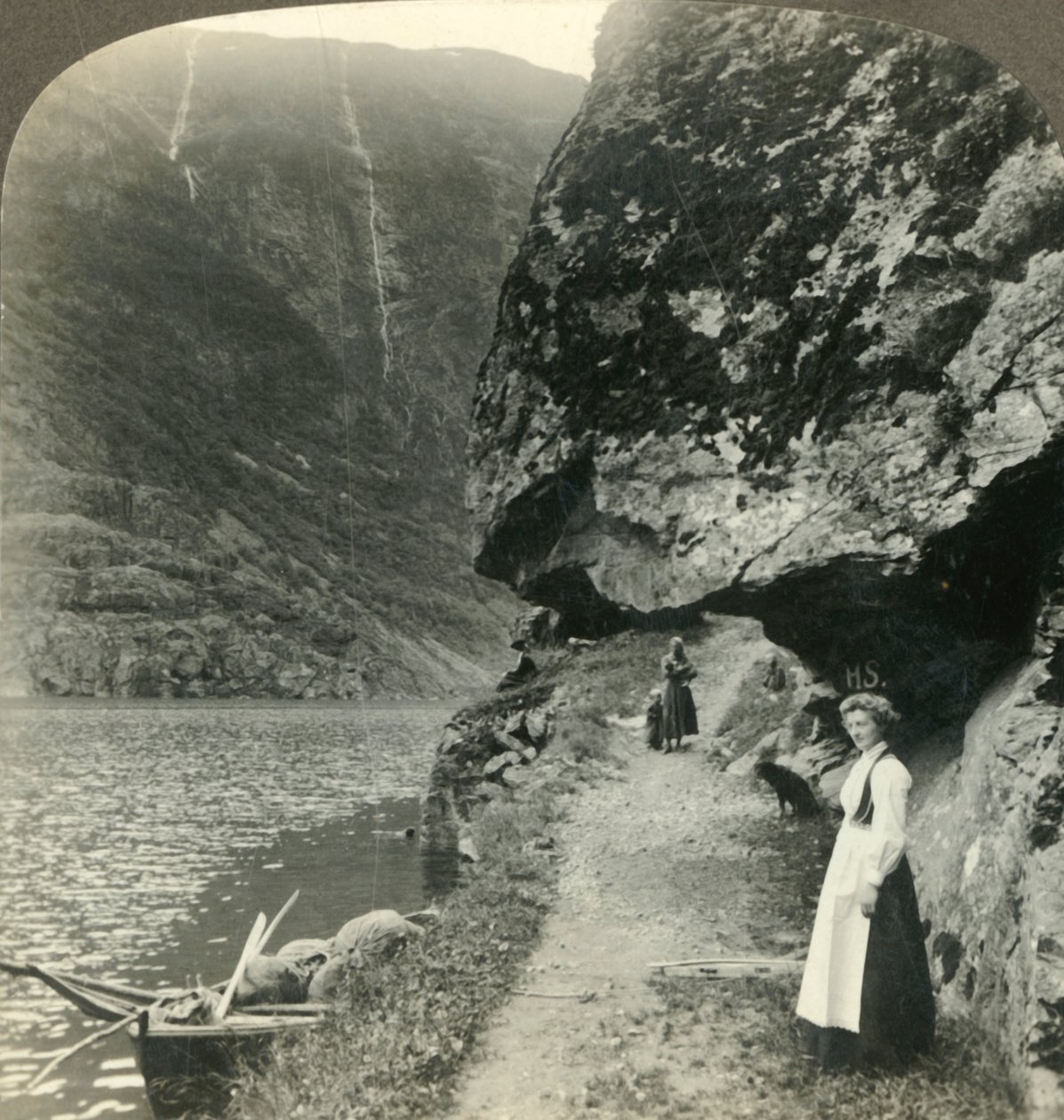 Waar de weg onder de uitstekende kliffen door kruipt bij de wateren van de Nerofjord, Noorwegen, ca. 1905 door Unbekannt