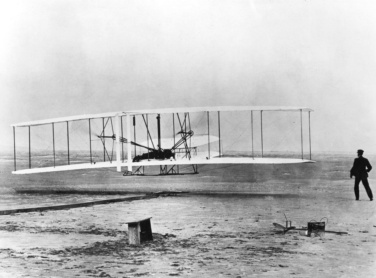 Wilbur en Orville Wright en de eerste gemotoriseerde vlucht, North Carolina, 17 december 1903 door Unbekannt