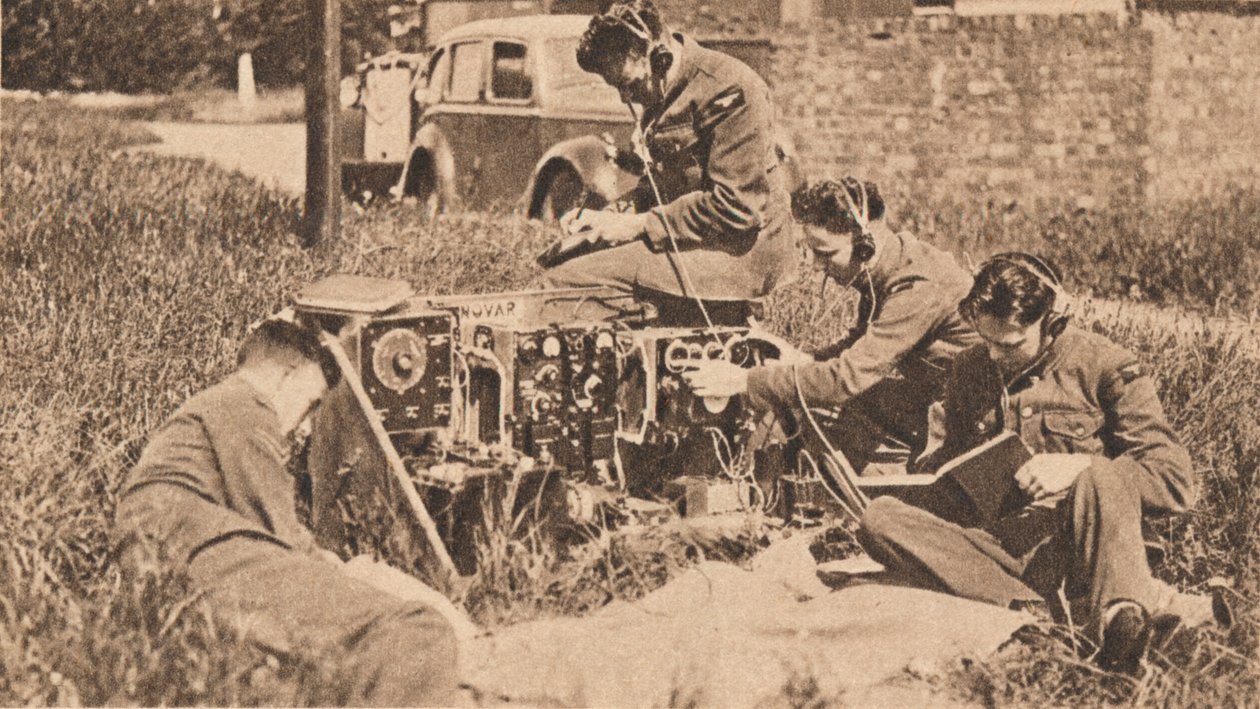 Draadloze operator in het nieuwste type trainingsmachine, 1940 door Unbekannt
