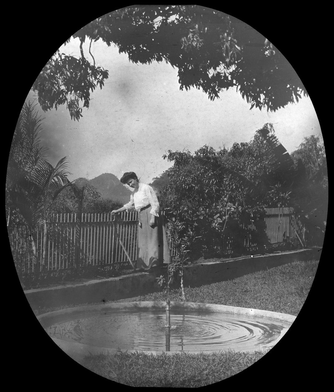 Vrouw bij een vijver in een tuin, Rio de Janeiro, Brazilië, eind 19e of begin 20e eeuw door Unbekannt
