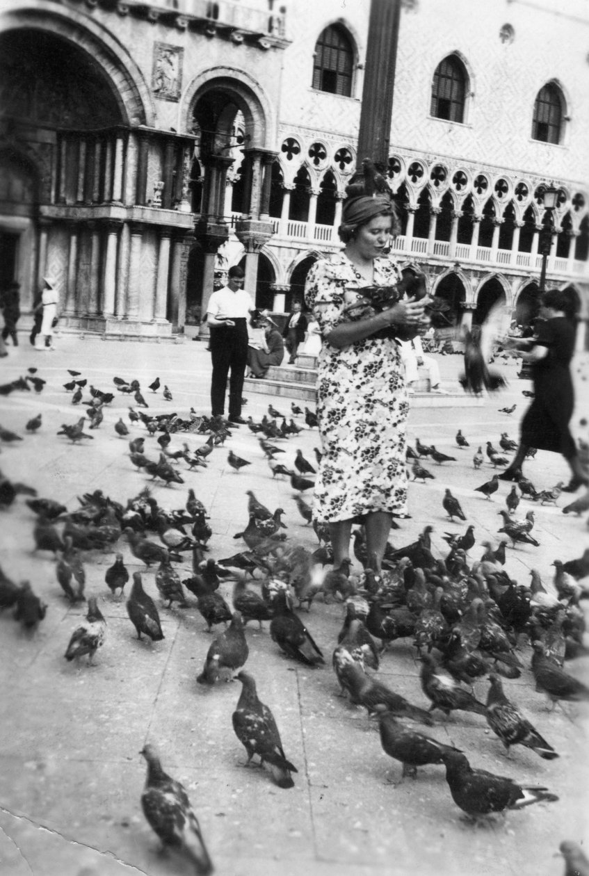 Vrouw omringd door duiven, St. Marksplein, Venetië, Italië, 1938 door Unbekannt