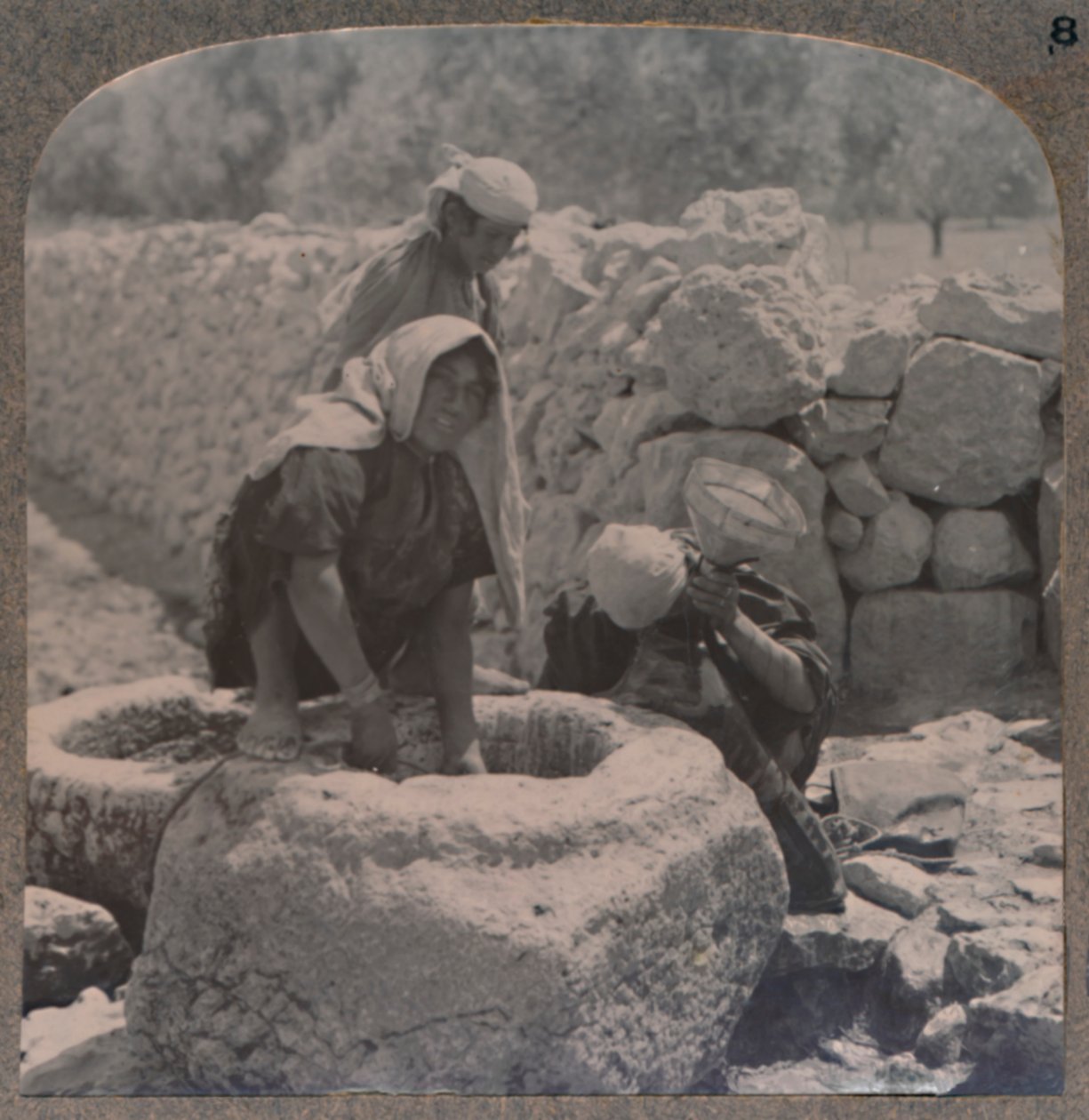 Vrouwen halen water bij de Fontein van de Wijzen, op de weg naar Bethlehem, ca 1900 door Unbekannt