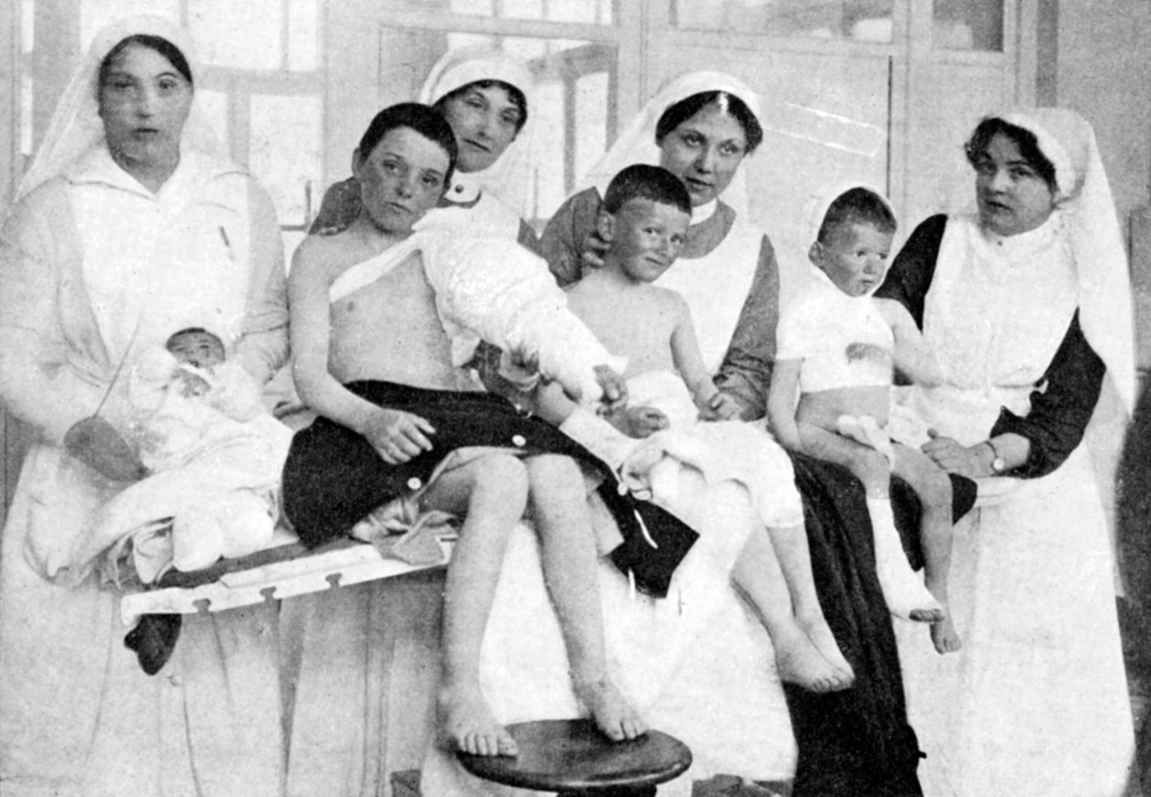 Gewonde kinderen uit Ieper met verpleegsters in La Panne, België, Eerste Wereldoorlog, 1914-1918, ca. 1920 door Unbekannt