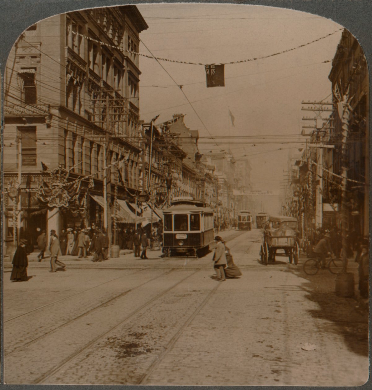 Yonge St., kijkend naar het noorden vanaf King St., het drukke centrum van Toronto, Canada, 1904 door Unbekannt