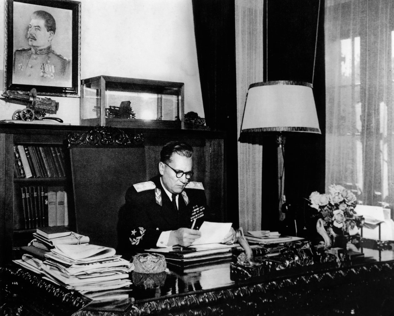 Joegoslavische leider Maarschalk Josip Broz Tito in zijn kantoor, Belgrado, Joegoslavië, ca. 1946-1947 door Unbekannt