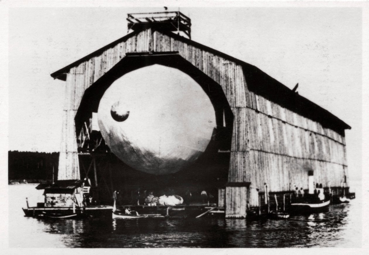 Zeppelin LZ1 in een drijvende hangar in Manzell, Friedrichshafen, Duitsland, 1900 door Unbekannt