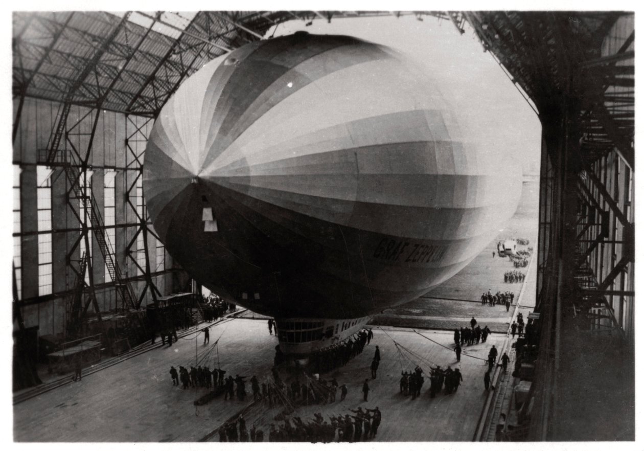 Zeppelin LZ 127 Graf Zeppelin die zijn hangar binnenkomt door Unbekannt