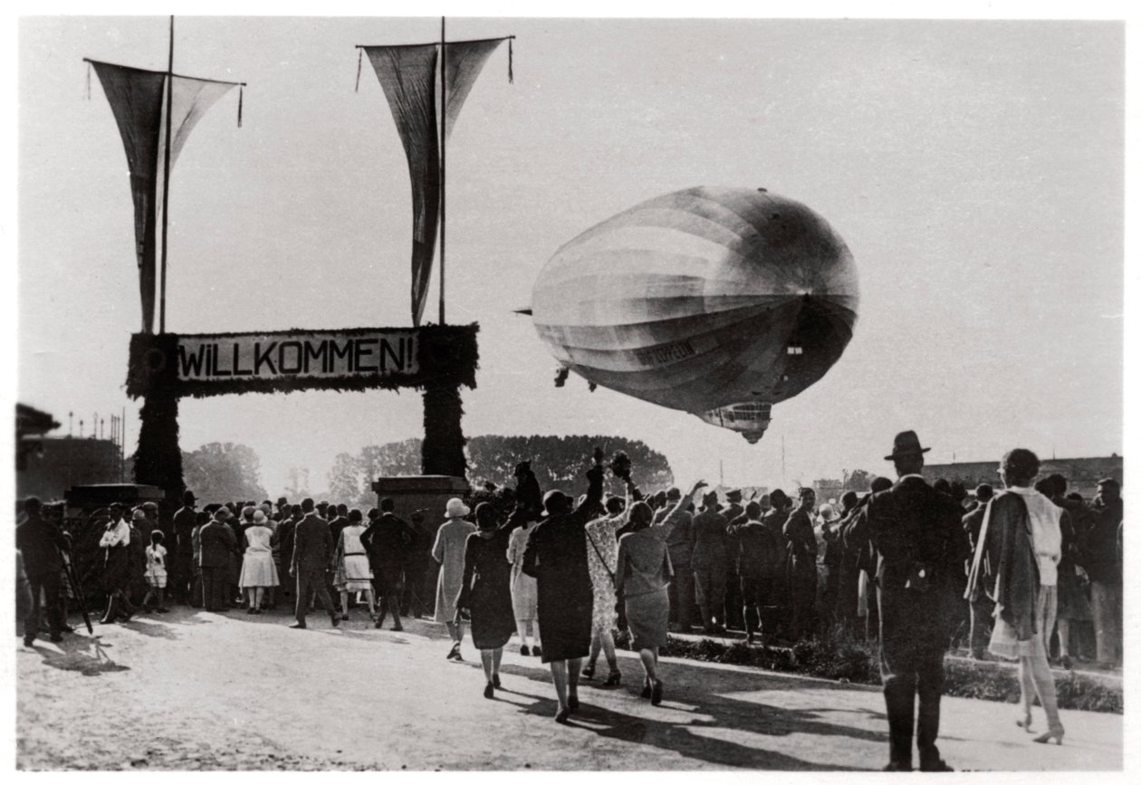 Zeppelin LZ 127 Graf Zeppelin landt in Friedrichshafen, Duitsland, 1933 door Unbekannt