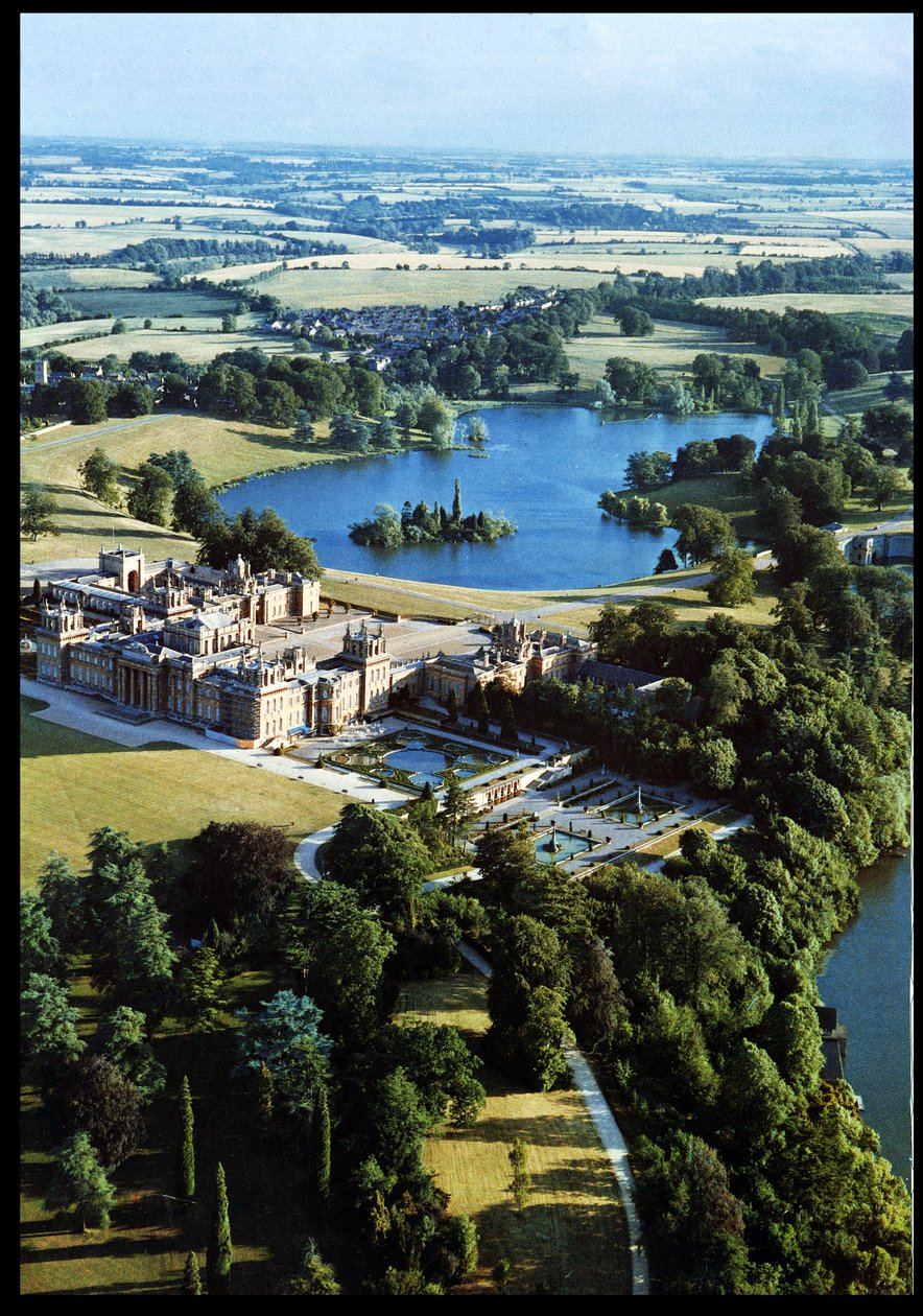 Luchtfoto van Blenheim Palace, Oxfordshire door Unbekannt Unbekannt