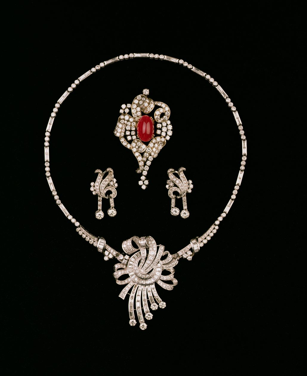 Art Deco diamanten sieraden: baguette diamanten broche hanger, cabochon robijn en diamanten scroll broche, diamanten hanger oorbellen door Unbekannt Unbekannt