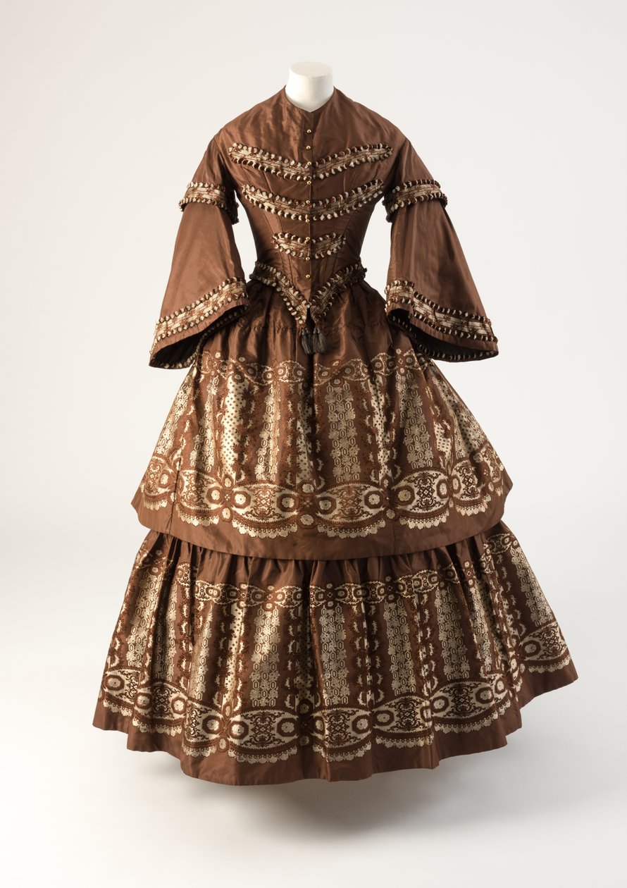 Bruine en crèmekleurige zijden jurk met ruches geweven à disposition, 1850s door Unbekannt Unbekannt